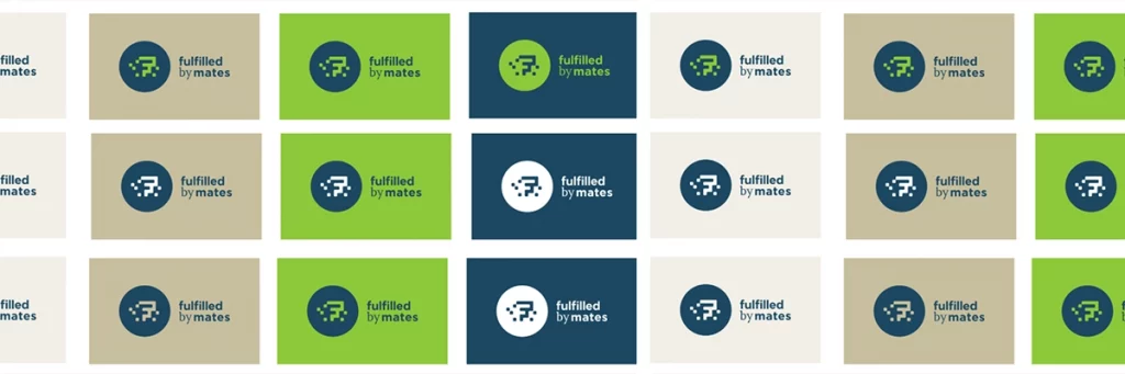 Mehrere Farbvarianten des fulfilled-by-mates-Logos in einem Raster – auf beigem, grünem, weißem und dunkelblauem Hintergrund dargestellt, zur Veranschaulichung des visuellen Markensystems.
