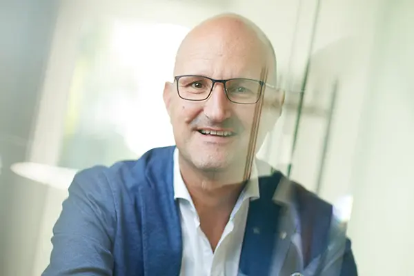 Porträtfoto von Christian Wagner, Managing Partner bei BrandingByMates mit Fokus auf Strategie und Business Development.