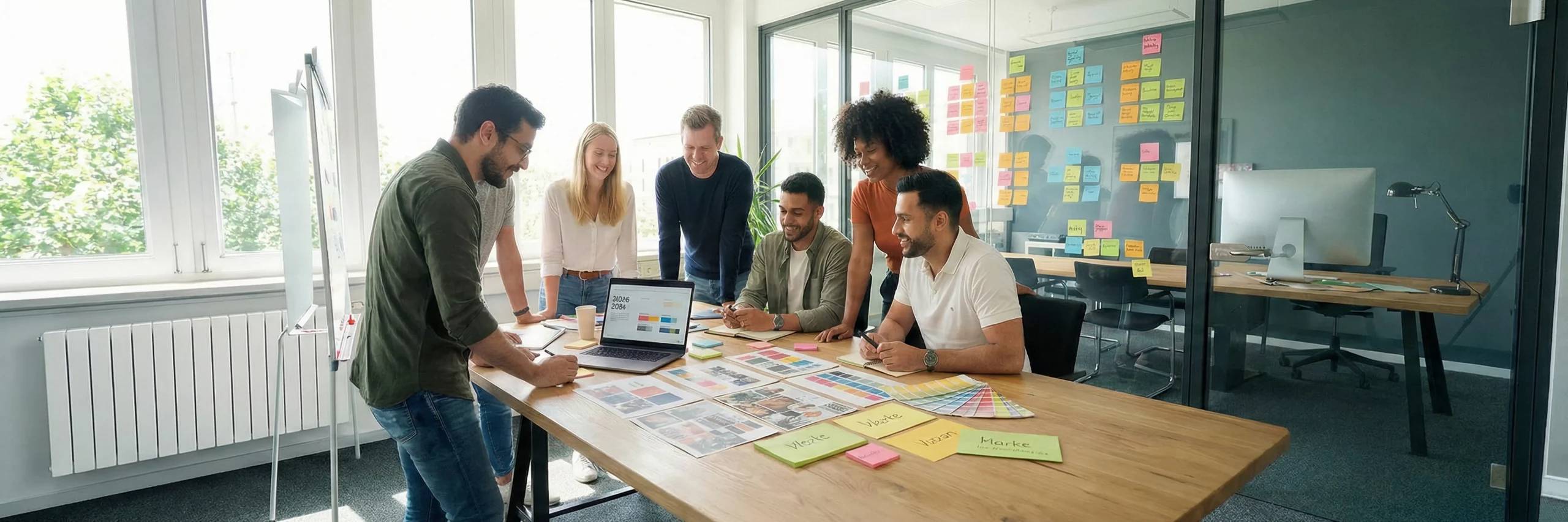 Team entwickelt in einem Corporate-Identity-Workshop gemeinsam Markenwerte, Strategie und Design bei BrandingByMates.