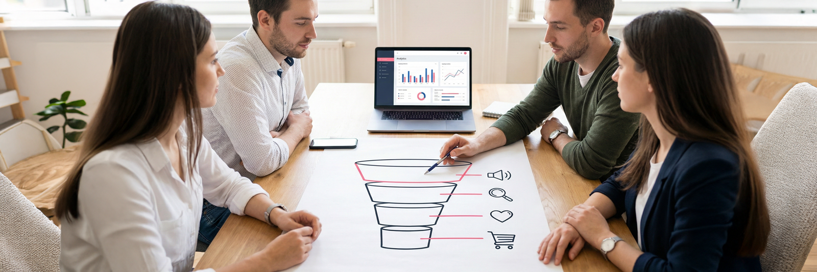 Kleines Team betrachtet einen gezeichneten Marketing Funnel und ein Analytics-Dashboard und plant die Optimierung.
