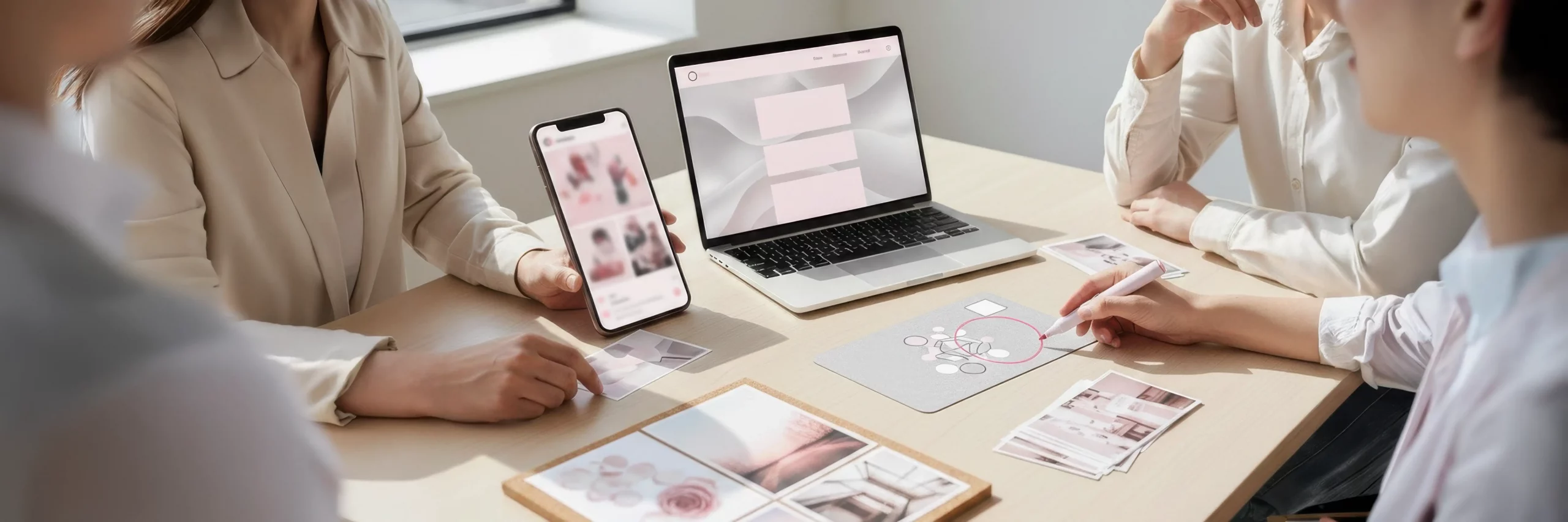 Branding Design Team entwickelt ein konsistentes Look & Feel über Website, Social Media und Key Visuals hinweg.