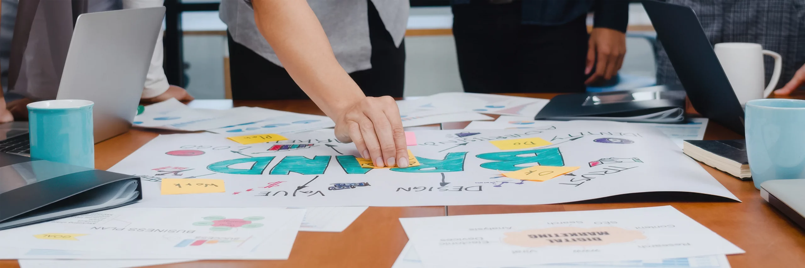 branding workshop mit kreativem agenturteam, das gemeinsam markenstrategien entwickelt und an einer modernen markenidentität arbeitet