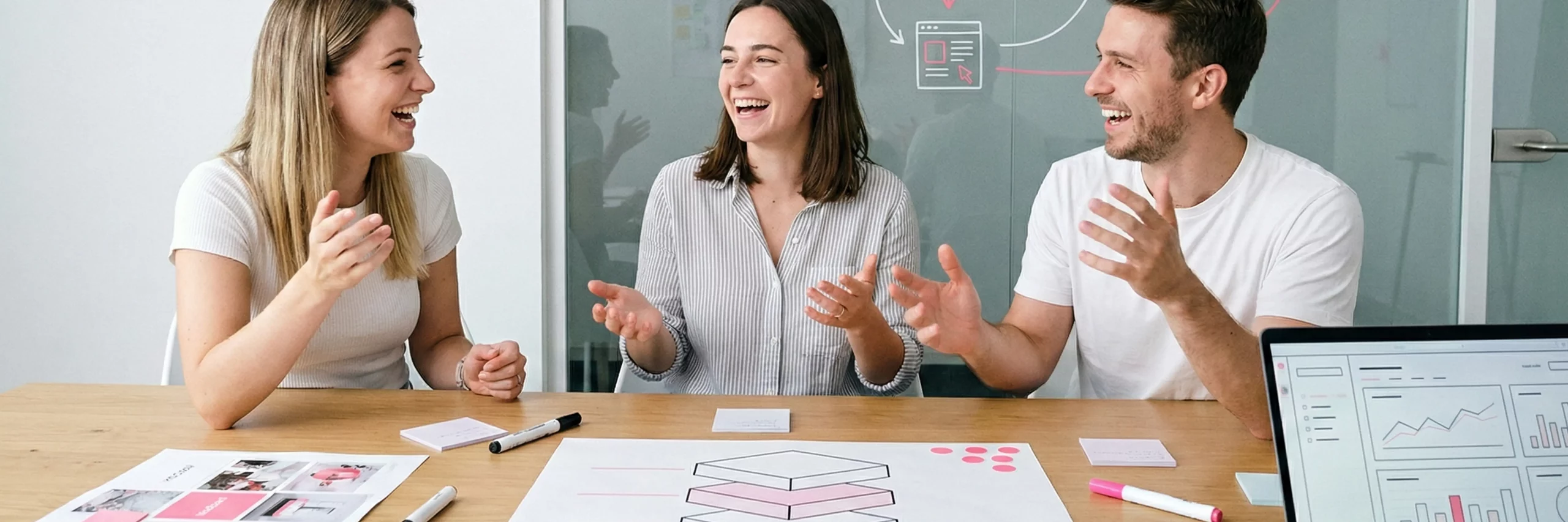 Team entwickelt Marketing Strategieentwicklung als System aus Strategie, Kreation und Umsetzung in einem Workshop.