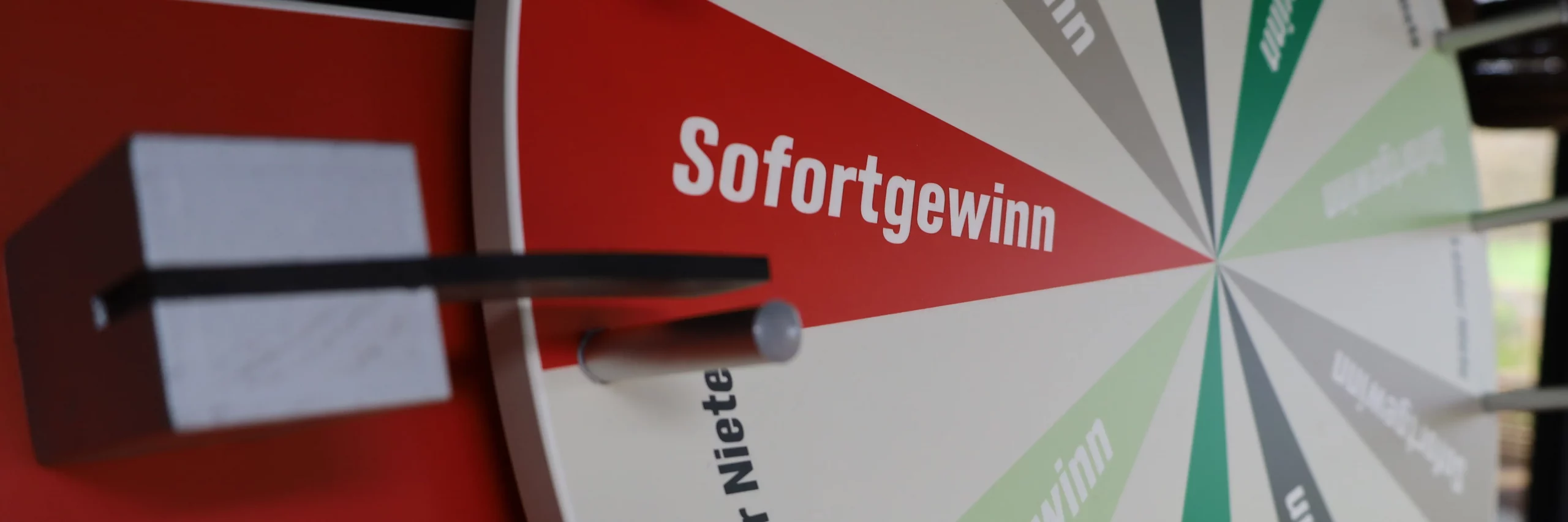 Detailaufnahme eines Glücksrads mit dem Feld Sofortgewinn – ein interaktives Tool für erfolgreiche Point-of-Sale-Verkaufsförderung.