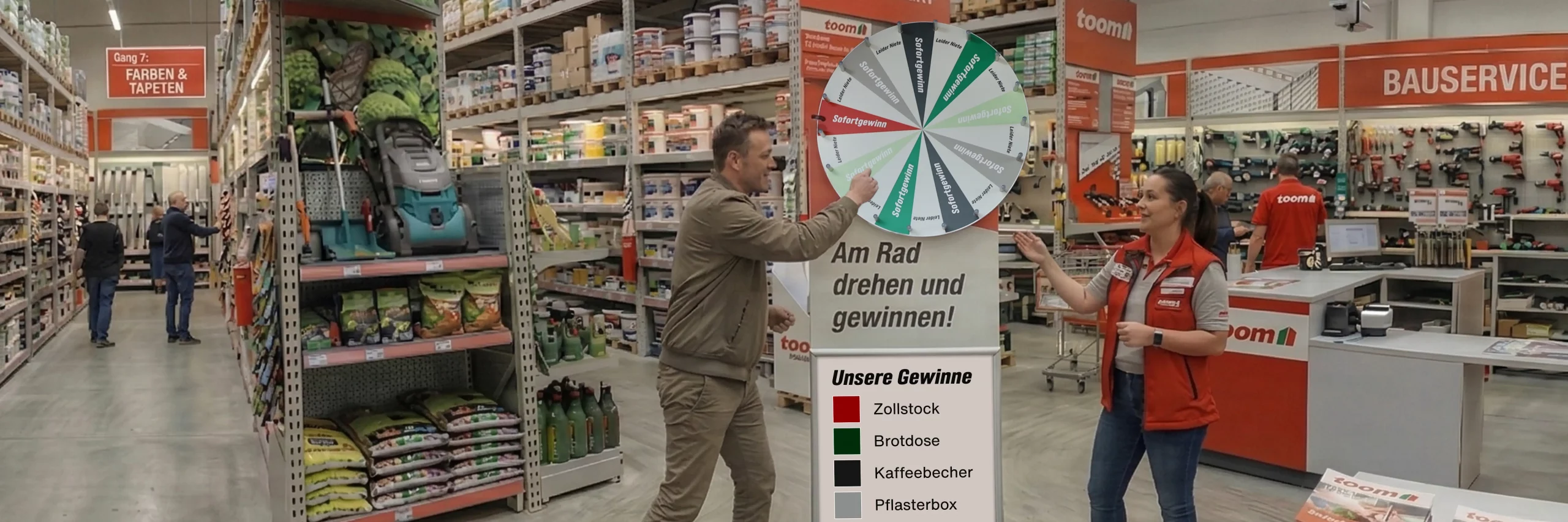 Ein Kunde dreht an einem Glücksrad in einem Baumarkt, während eine Mitarbeiterin die Aktion betreut. Ein lebendiges Praxisbeispiel für Point-of-Sale-Verkaufsförderung.