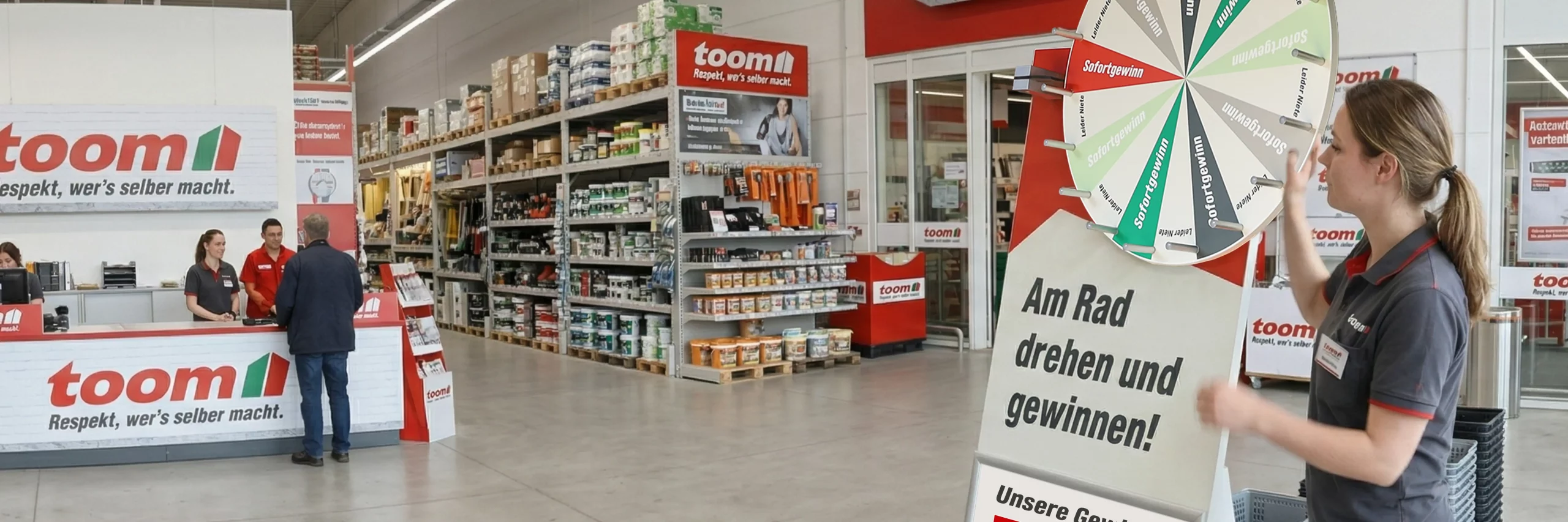 Eine Mitarbeiterin bereitet ein aufmerksamkeitsstarkes Glücksrad im Kassenbereich eines Baumarkts vor – eine ideale Maßnahme für die Point-of-Sale-Verkaufsförderung.
