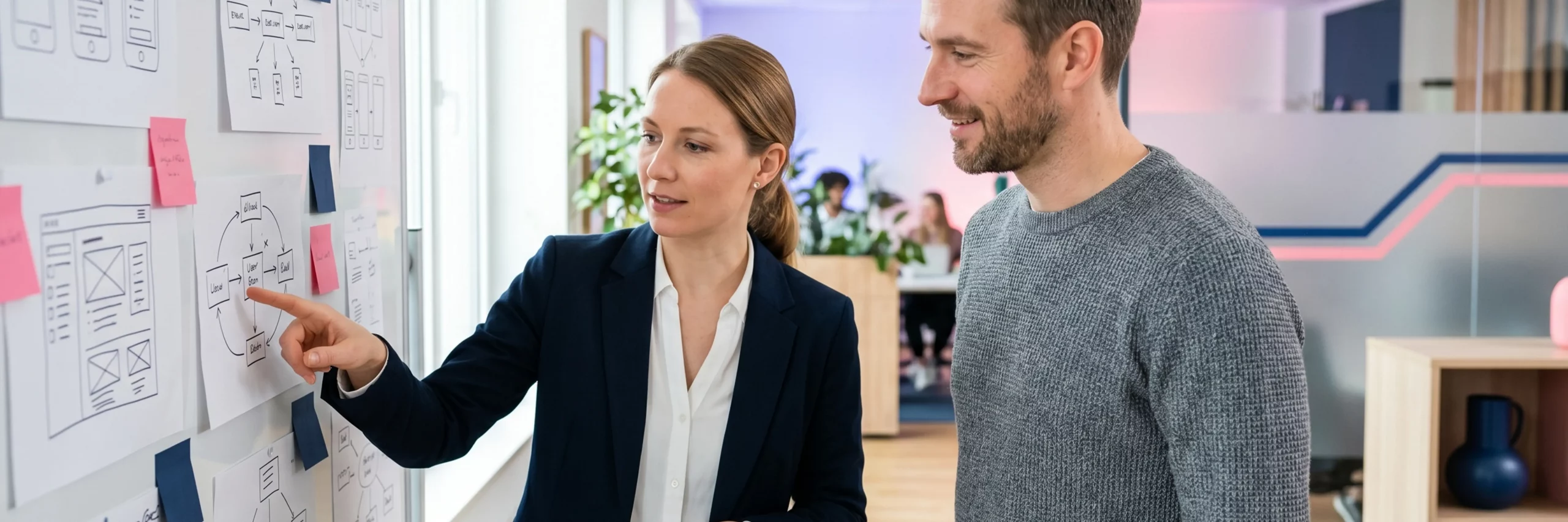 Zwei Experten besprechen eine Markenstrategie an einem Board.